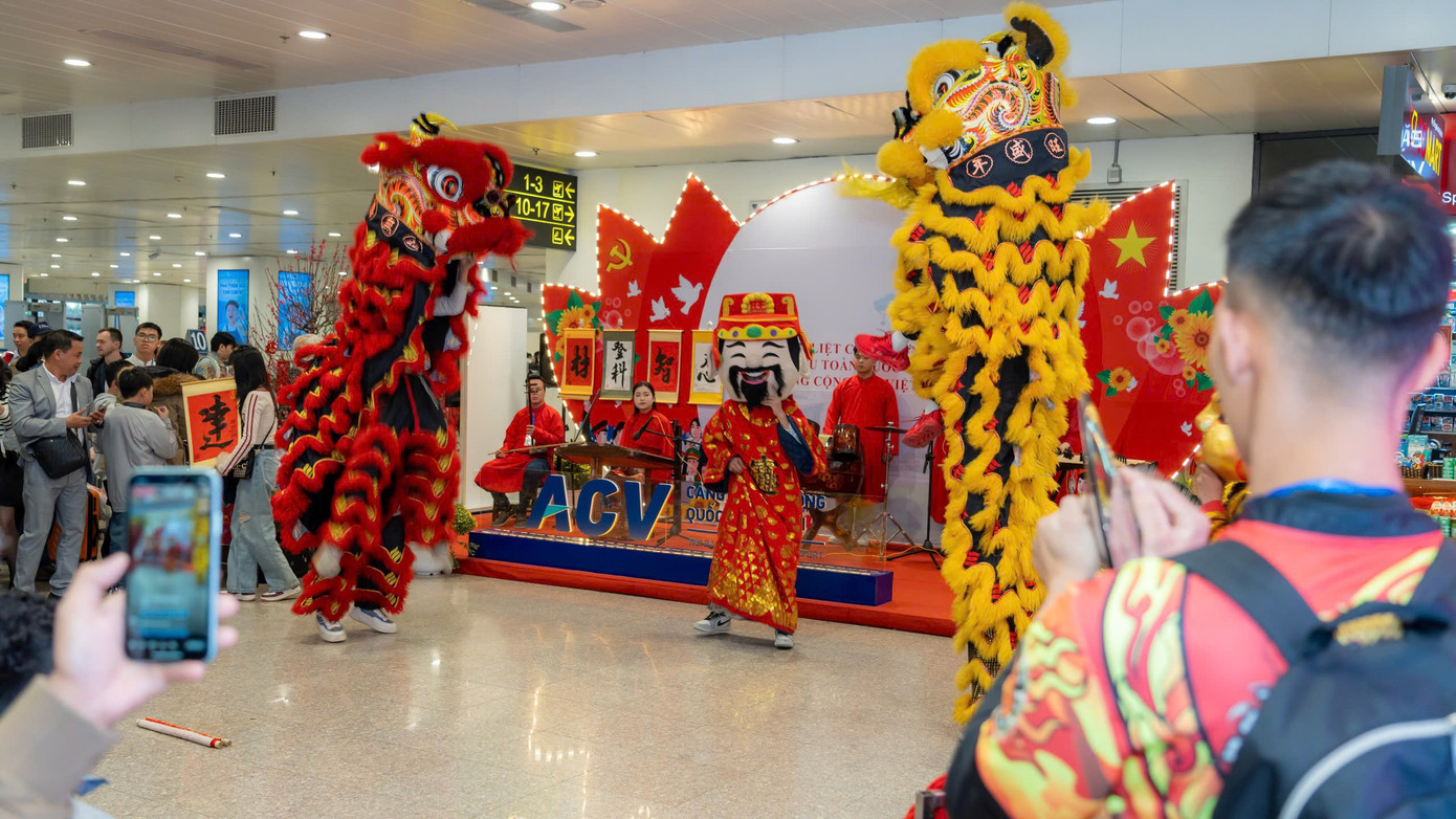 Các hoạt động ca nhạc, tặng thư pháp, múa lân như những lời chúc tốt đẹp đầu năm mà Cảng HKQT Nội Bài gửi tới hành khách. Các hoạt động ca nhạc, tặng thư pháp, múa lân như những lời chúc tốt đẹp đầu năm mà Cảng HKQT Nội Bài gửi tới hành khách.