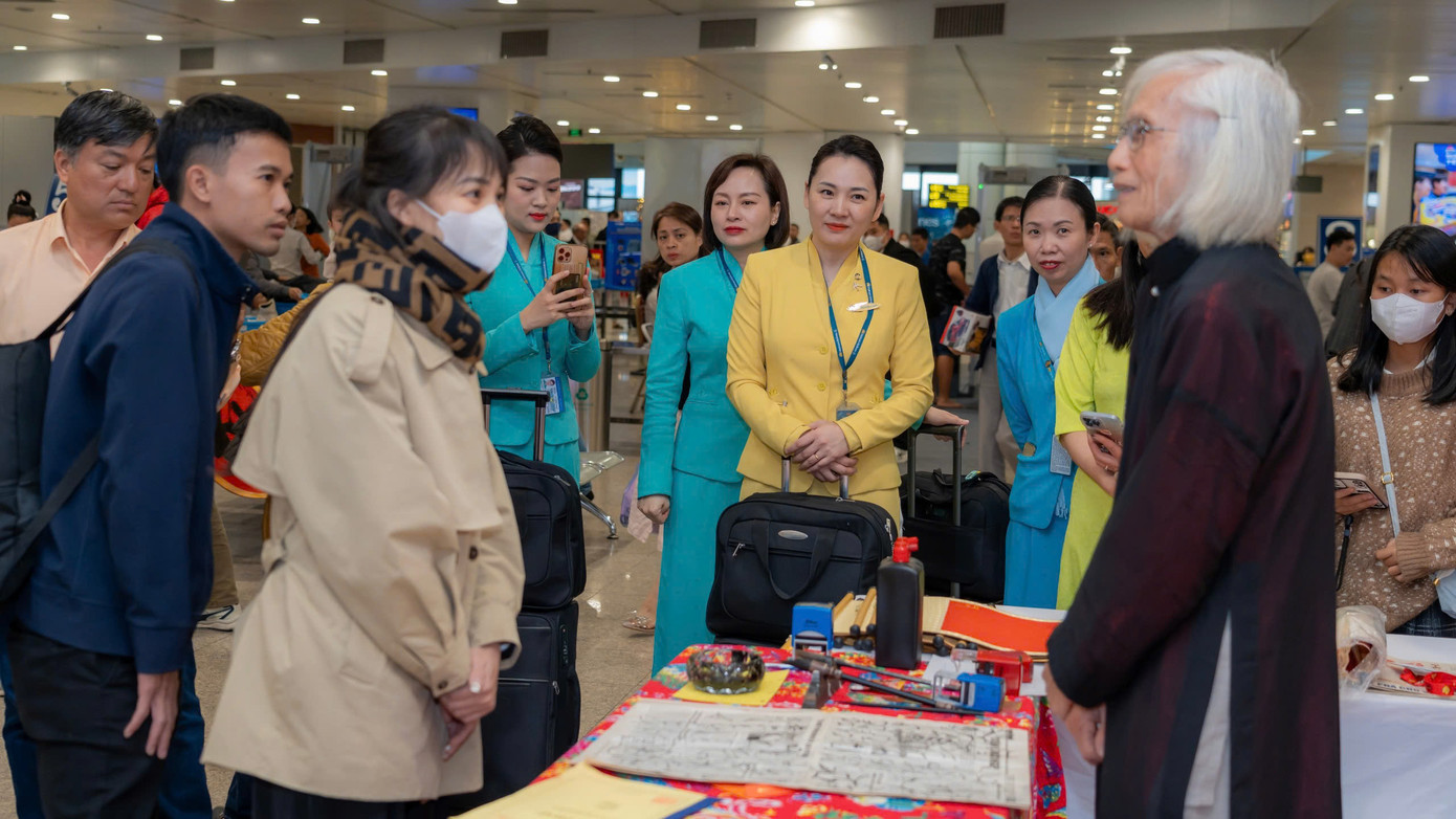 Mặc dù khách tăng cao song chia đều cho cả quốc tế và quốc nội, đồng thời với nhiều biện pháp tăng cường phục vụ, Cảng HKQT Nội Bài không ghi nhận hiện tượng ùn ứ cục bộ, công tác đảm bảo an ninh, an toàn hàng không, an ninh trật tự và chất lượng dịch vụ được đảm bảo tốt, phục vụ hành khách đi lại an toàn. Mặc dù khách tăng cao song chia đều cho cả quốc tế và quốc nội, đồng thời với nhiều biện pháp tăng cường phục vụ, Cảng HKQT Nội Bài không ghi nhận hiện tượng ùn ứ cục bộ, công tác đảm bảo an ninh, an toàn hàng không, an ninh trật tự và chất lượng dịch vụ được đảm bảo tốt, phục vụ hành khách đi lại an toàn.