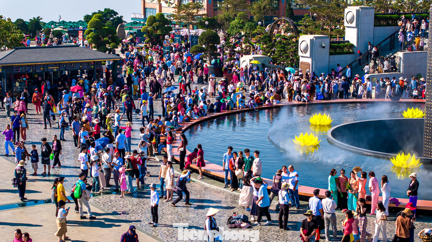Hội xuân quy tụ nhiều hoạt động văn hóa, văn nghệ đặc trưng, phục vụ nhu cầu vui Xuân đón Tết, sinh hoạt tín ngưỡng của người dân và du khách. Ảnh: Minh Tú.