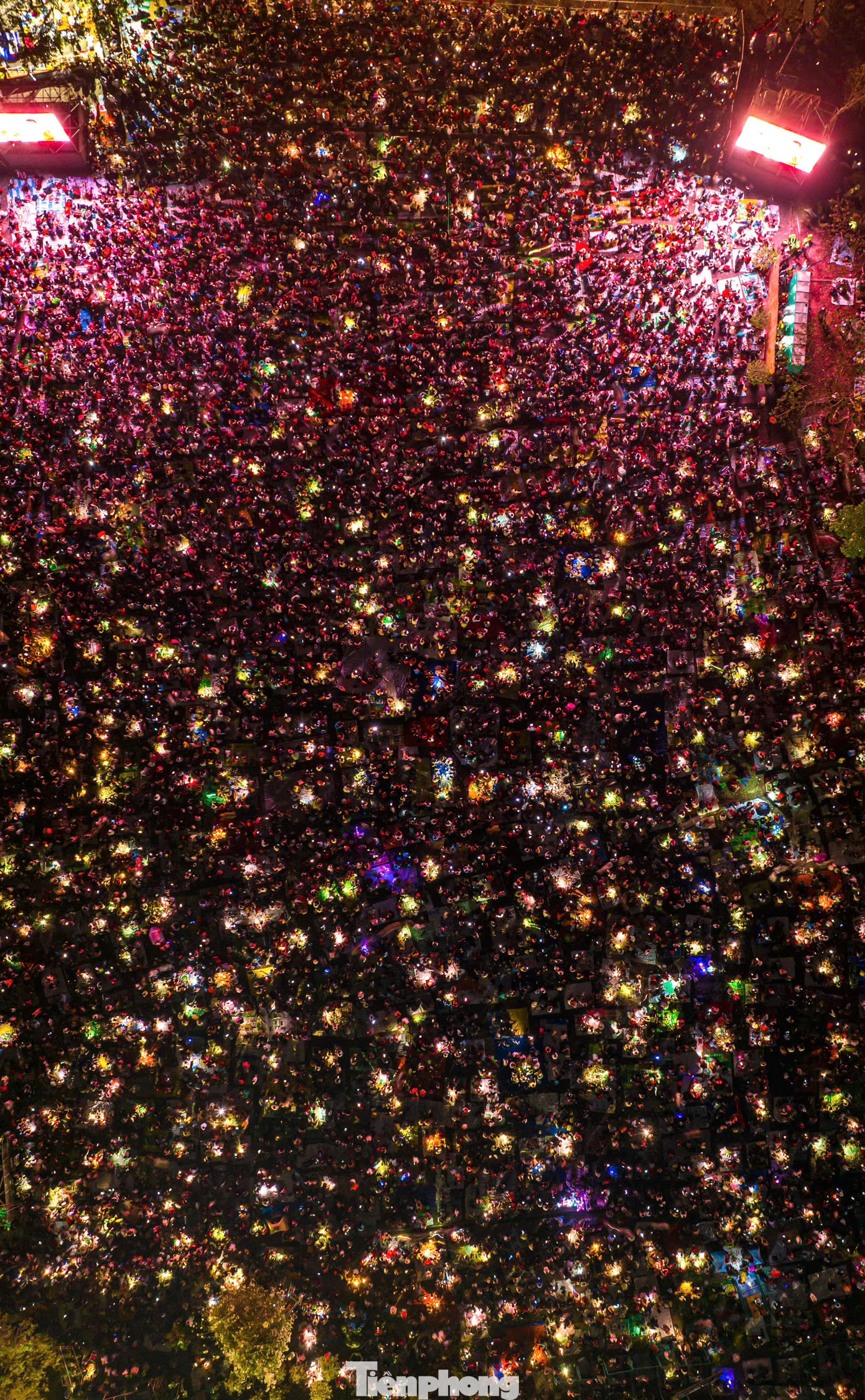 Với sự hoành tráng và quy mô "khủng", Hội xuân núi Bà Đen năm nay đã tạo nên những cảnh tượng ngoạn mục gây "sốt" trên mạng xã hội. Ảnh: Minh Tú.