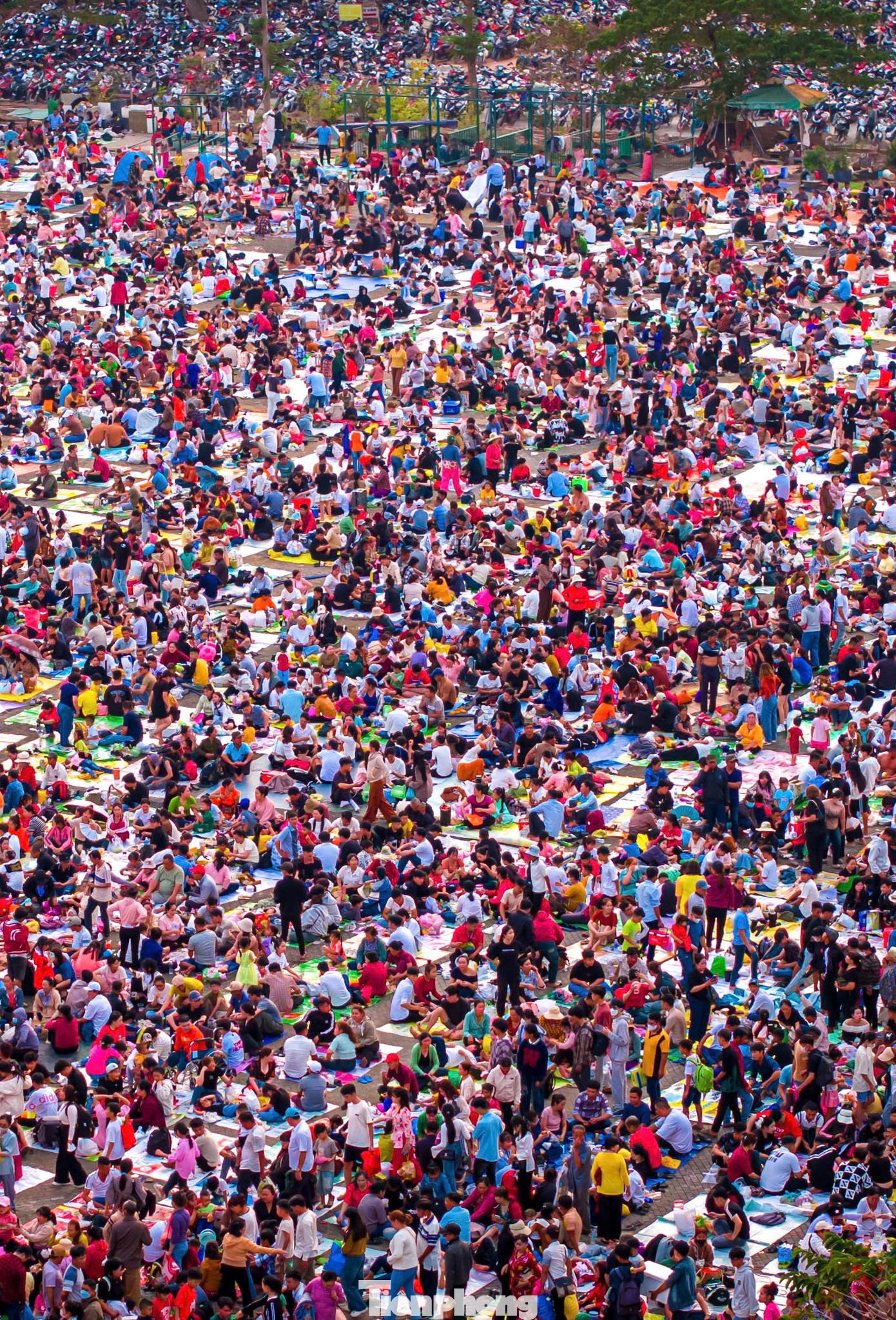 Nhiều du khách cho biết họ muốn dành một đêm ngoài trời để tịnh tâm, thiền và cầu nguyện để đầu giờ sáng lên viếng chùa Bà Đen thật sớm, với mong nguyện một năm mới an yên, hạnh phúc, công việc tốt lành cho bản thân và gia đình. Ảnh: Minh Tú.