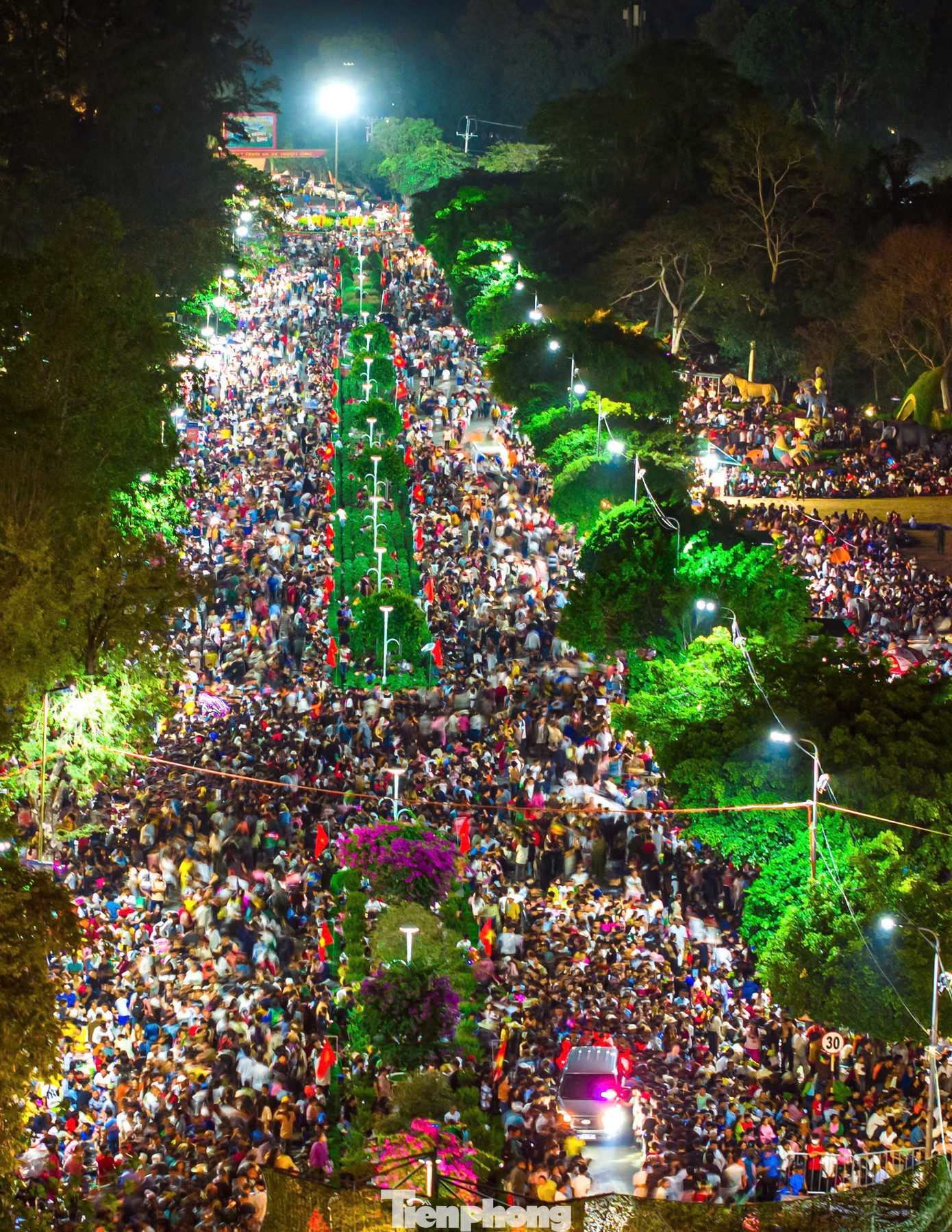 Với sự hoành tráng và quy mô "khủng", Hội xuân núi Bà Đen năm nay đã tạo nên những cảnh tượng ngoạn mục gây "sốt" trên mạng xã hội. Ảnh: Minh Tú.