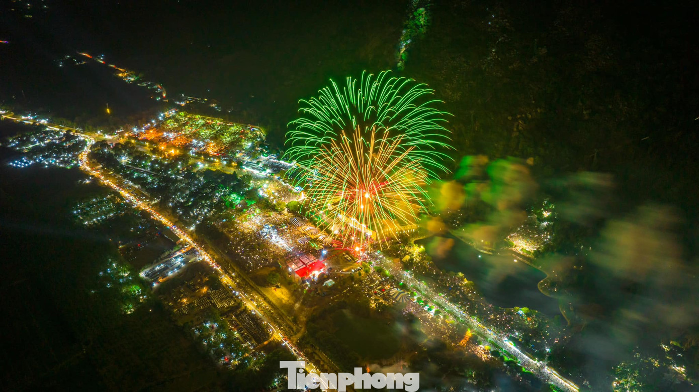 Trong tối 1/2 (tức mùng 4 Tết), UBND tỉnh Tây Ninhvừa tổ chức khai mạc Hội Xuân núi Bà Đen năm Ất Tỵ 2025 với chủ đề “Hương sắc Tây Ninh năm 2025", thu hút hàng nghìn du khách đến tham gia. Ảnh: Minh Tú.