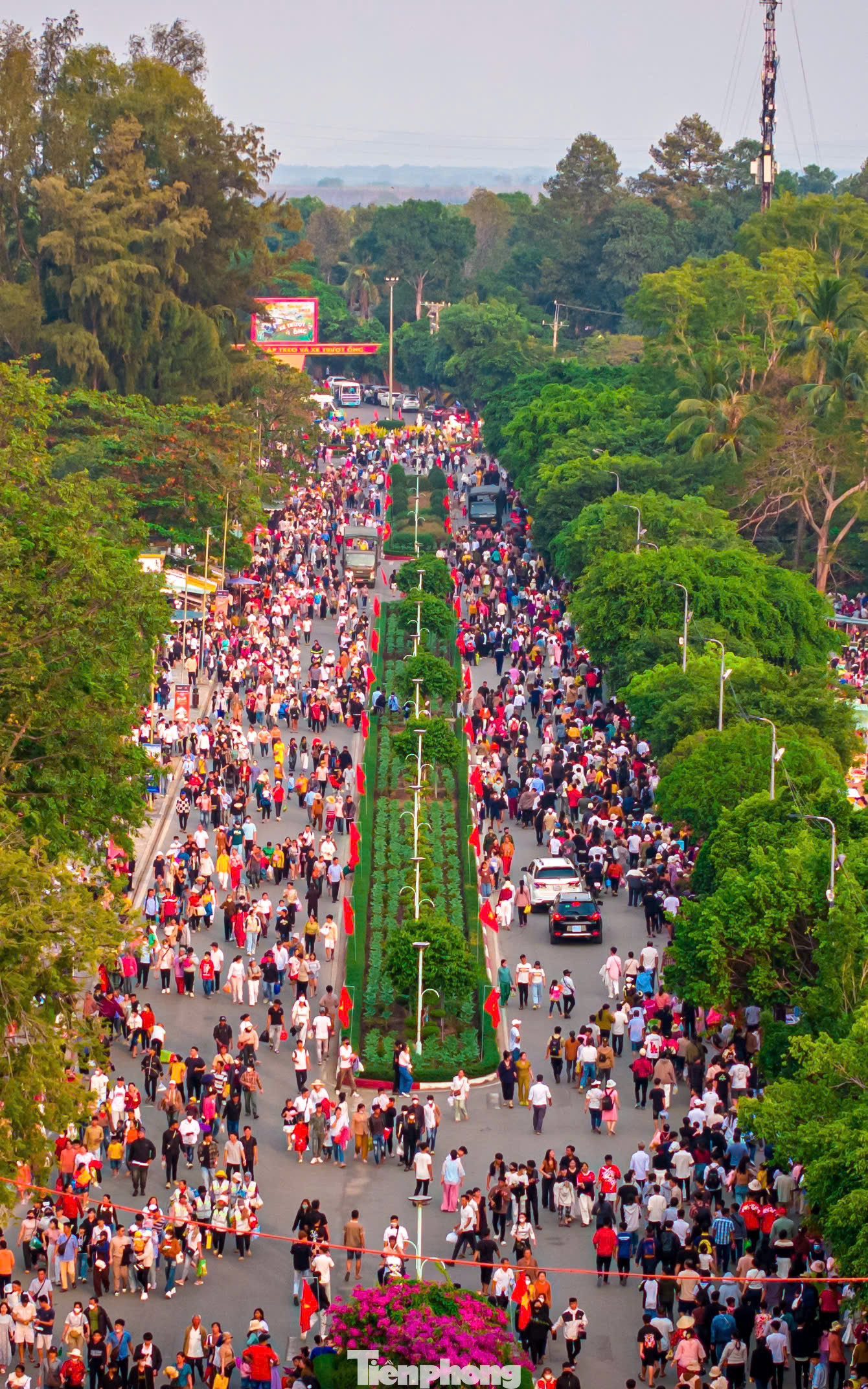 Được biết, từ ngày 25 -31/1/2025, khách tham quan đến với Khu Di tích lịch sử và danh lam thắng cảnh núi Bà Đen ước đạt trên 300.000 lượt, tăng trên 12% so cùng kỳ năm 2024. Doanh thu du lịch ước đạt trên 226 tỷ đồng, tăng trên 27% so cùng kỳ. Ảnh: Minh Tú.