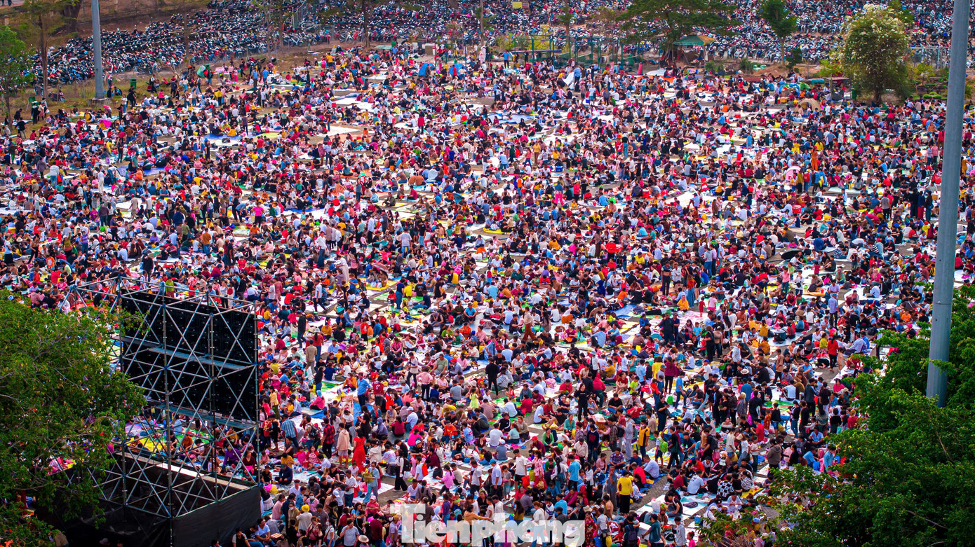 Lượng khách rất lớn đến chiêm bái, du xuân ở núi Bà Đen.