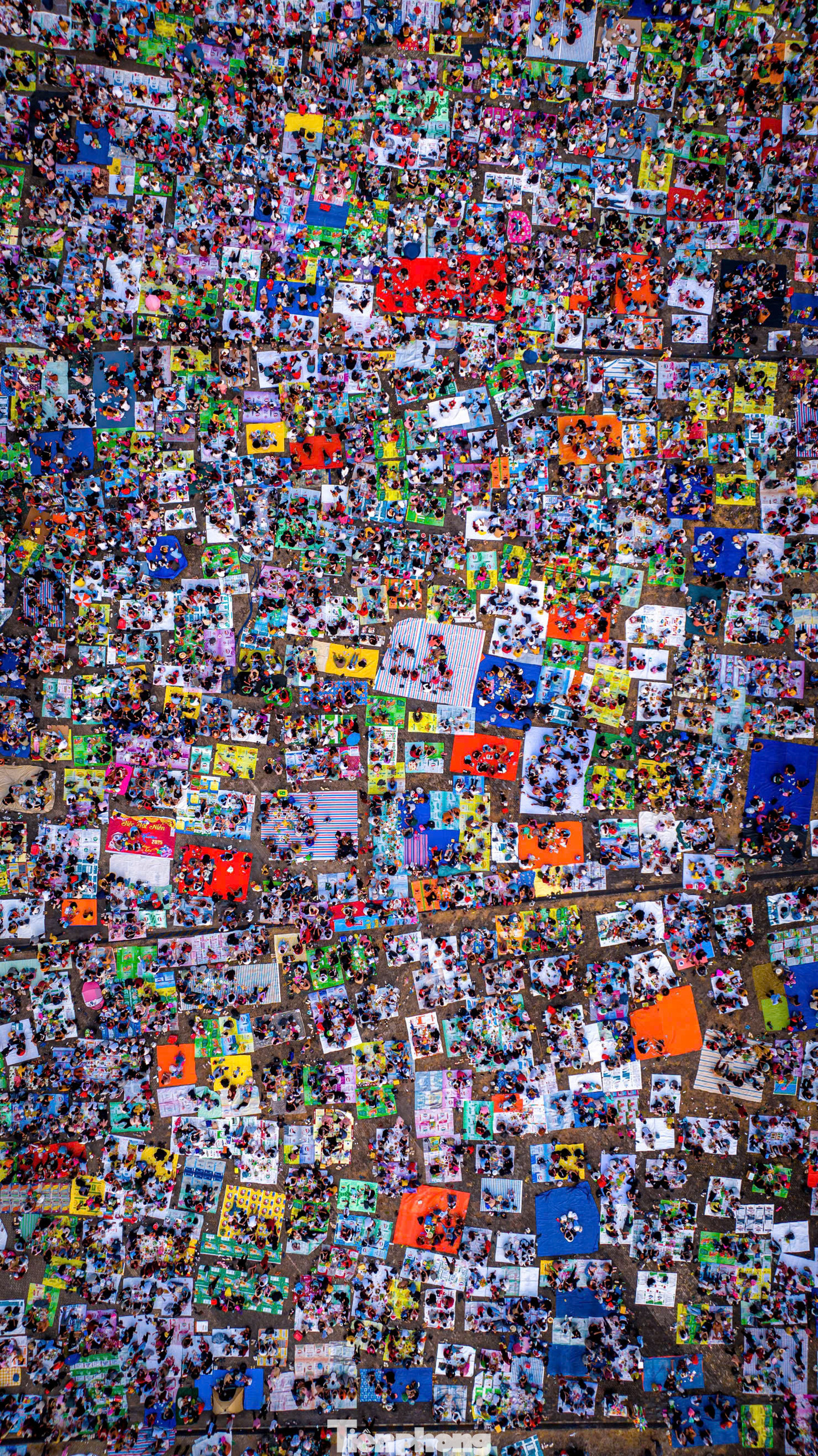 Nhiều du khách cho biết họ muốn dành một đêm ngoài trời để tịnh tâm, thiền và cầu nguyện để đầu giờ sáng lên viếng chùa Bà Đen thật sớm, với mong nguyện một năm mới an yên, hạnh phúc, công việc tốt lành cho bản thân và gia đình. Ảnh: Minh Tú.