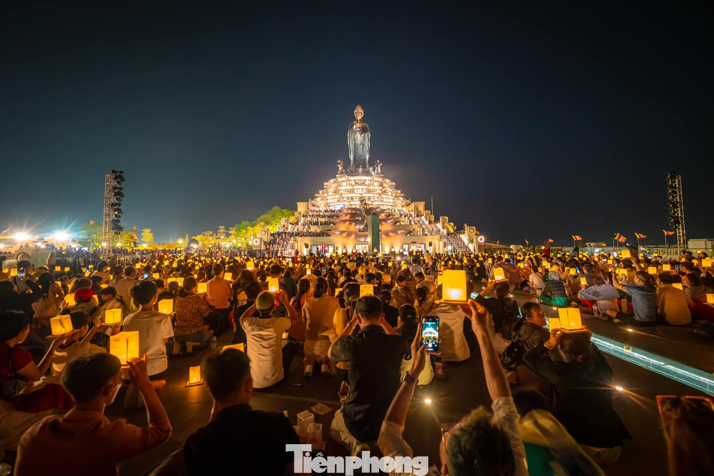 Trong tối 1/2 (tức mùng 4 Tết), UBND tỉnh Tây Ninhvừa tổ chức khai mạc Hội Xuân núi Bà Đen năm Ất Tỵ 2025 với chủ đề “Hương sắc Tây Ninh năm 2025", thu hút hàng nghìn du khách đến tham gia. Ảnh: Minh Tú.