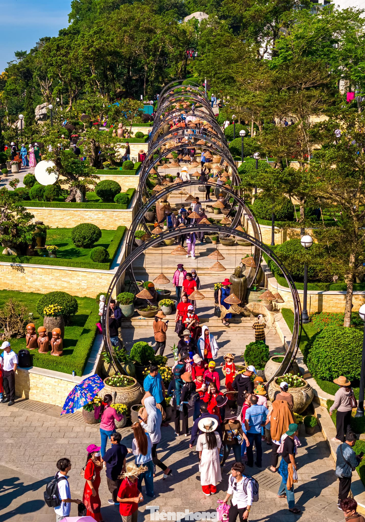 Theo báo cáo của Google, số lần tìm kiếm về núi Bà Đen trung bình hằng tháng từ đầu năm 2023 đến nay lên đến hàng triệu lượt, tăng gần 1000% so với cùng kỳ năm trước đó. Ảnh: Minh Tú.