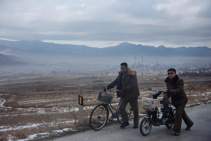 Mọi người đi bộ dọc theo một con đường bên ngoài Rason gần biên giới với Nga và Trung Quốc vào năm 2017. Ảnh: Getty. Mọi người đi bộ dọc theo một con đường bên ngoài Rason gần biên giới với Nga và Trung Quốc vào năm 2017. Ảnh: Getty.