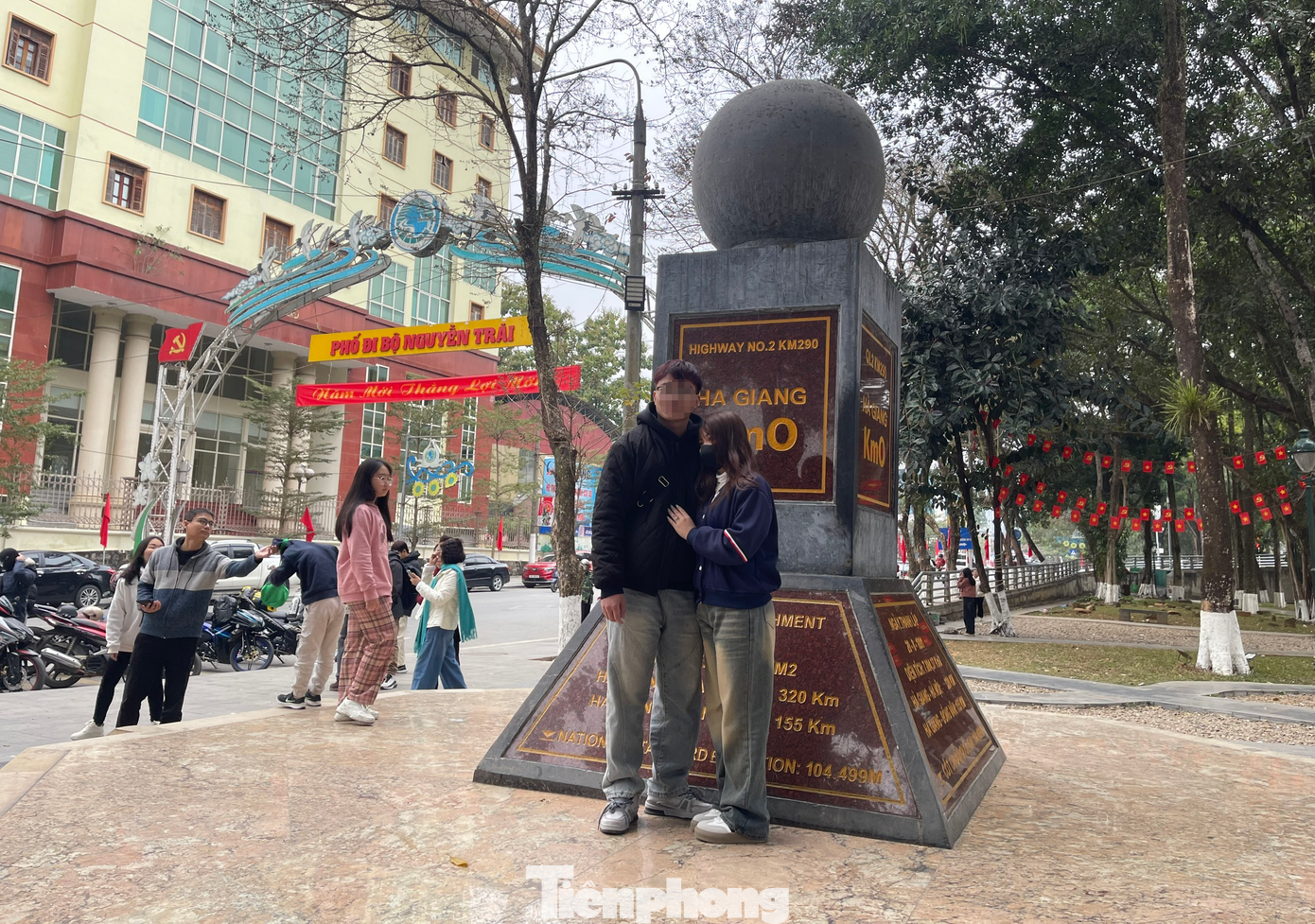 Chia sẻ với PV Tiền Phong, Cao Hoàng (28 tuổi, TPHCM) và bạn gái cho biết: "Tôi đi máy bay từ TPHCM ra Hà Nội, sau đó đi xe giường nằm từ Hà Nội lên thành phố Hà Giang, rồi thuê xe máy chạy lên đèo Mã Pì Lèng, check - in cột cờ Lũng Cú. Tính ra tôi phải vượt tổng cộng hơn 2.000 km để đến Tây Bắc du xuân và check-in, nhưng đây là một trải nghiệm vô cùng ý nghĩa với tôi".