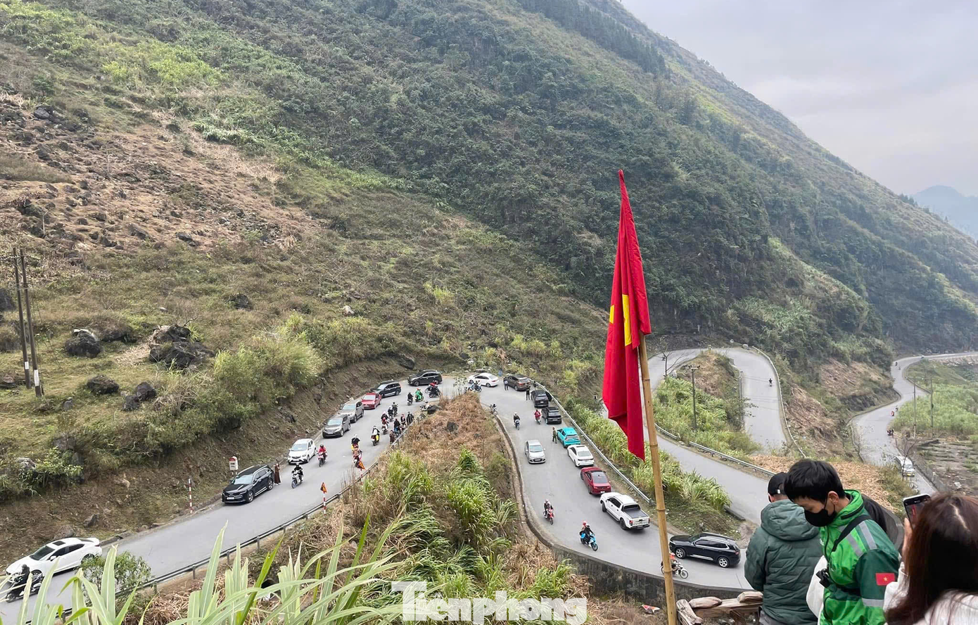 Theo ghi nhận của PV Tiền Phong, năm nay các địa điểm du xuân được du khách check - in nhiều nhất là Cột mốc Km số 0, đèo Mã Pì Lèng, đoạn đường xuống sông Nho Quế, cột cờ Lũng Cú, dốc Thẩm Mã, cổng trời Quản Bạ,...