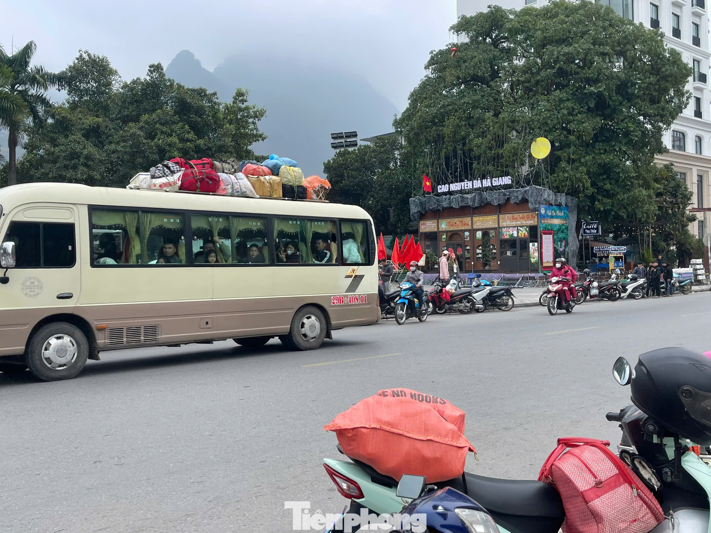 Trong sáng mùng 5 Tết, lượng du khách kéo đến Hà Giang không có xu hướng giảm, dù chỉ còn 1 ngày nữa là hết kỳ nghỉ lễ.