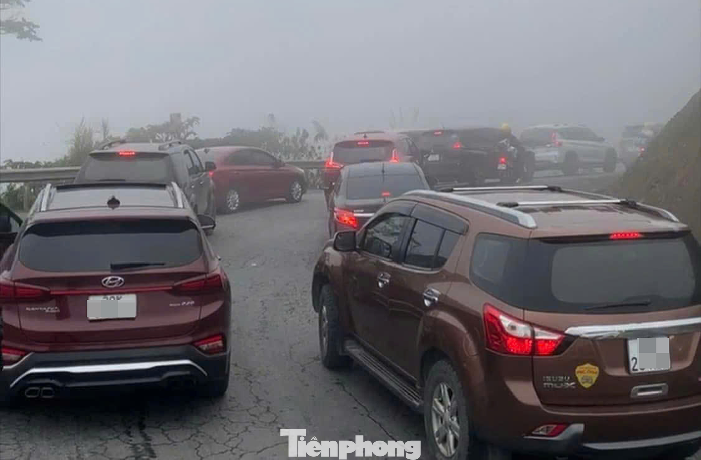 Khu vực Cổng trời Quản Bạ thường xuyên xảy ra hiện tượng ùn ứ do lượng xe đổ về quá đông cùng một thời gian.