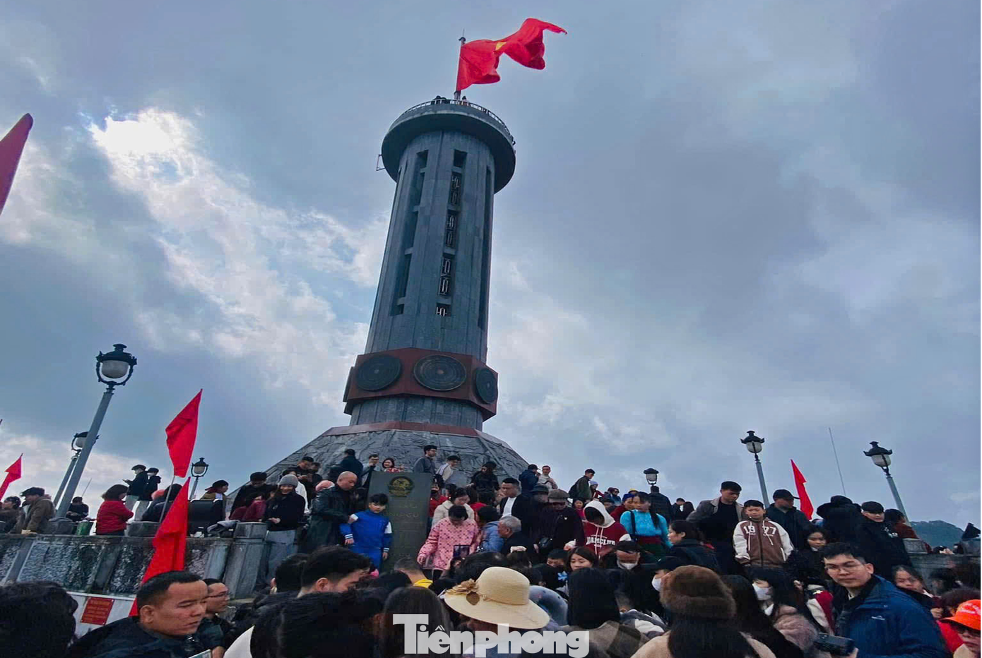 Tại điểm check in cột cờ Lũng Cú (huyện Đồng Văn), do lượng du khách đến quá đông nên có thời điểm mọi người không thể di chuyển nổi.