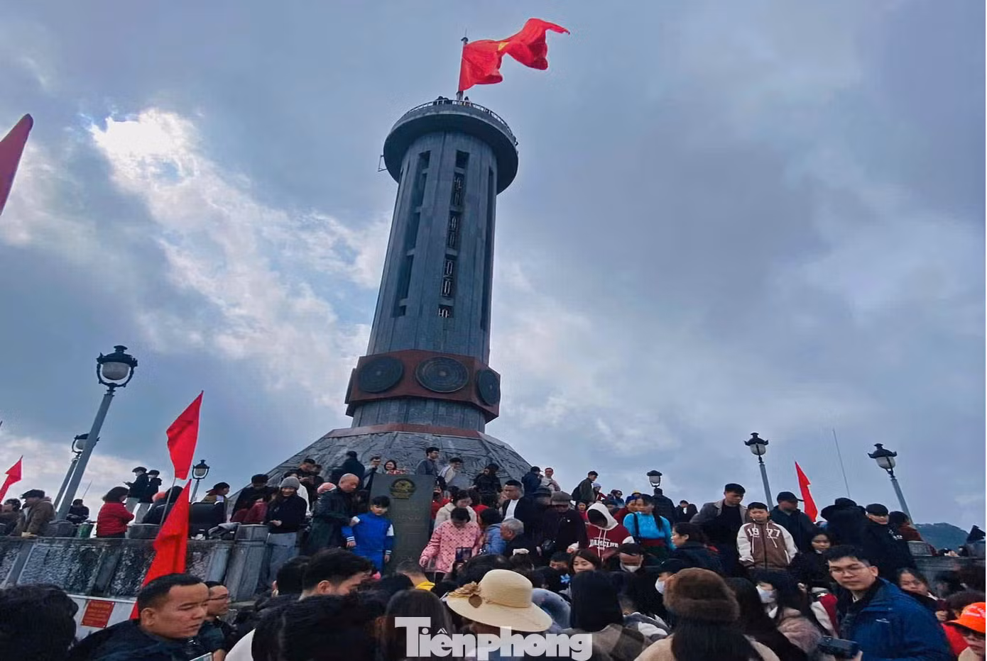 Tại điểm check in cột cờ Lũng Cú (huyện Đồng Văn), do lượng du khách đến quá đông nên có thời điểm mọi người không thể di chuyển nổi.