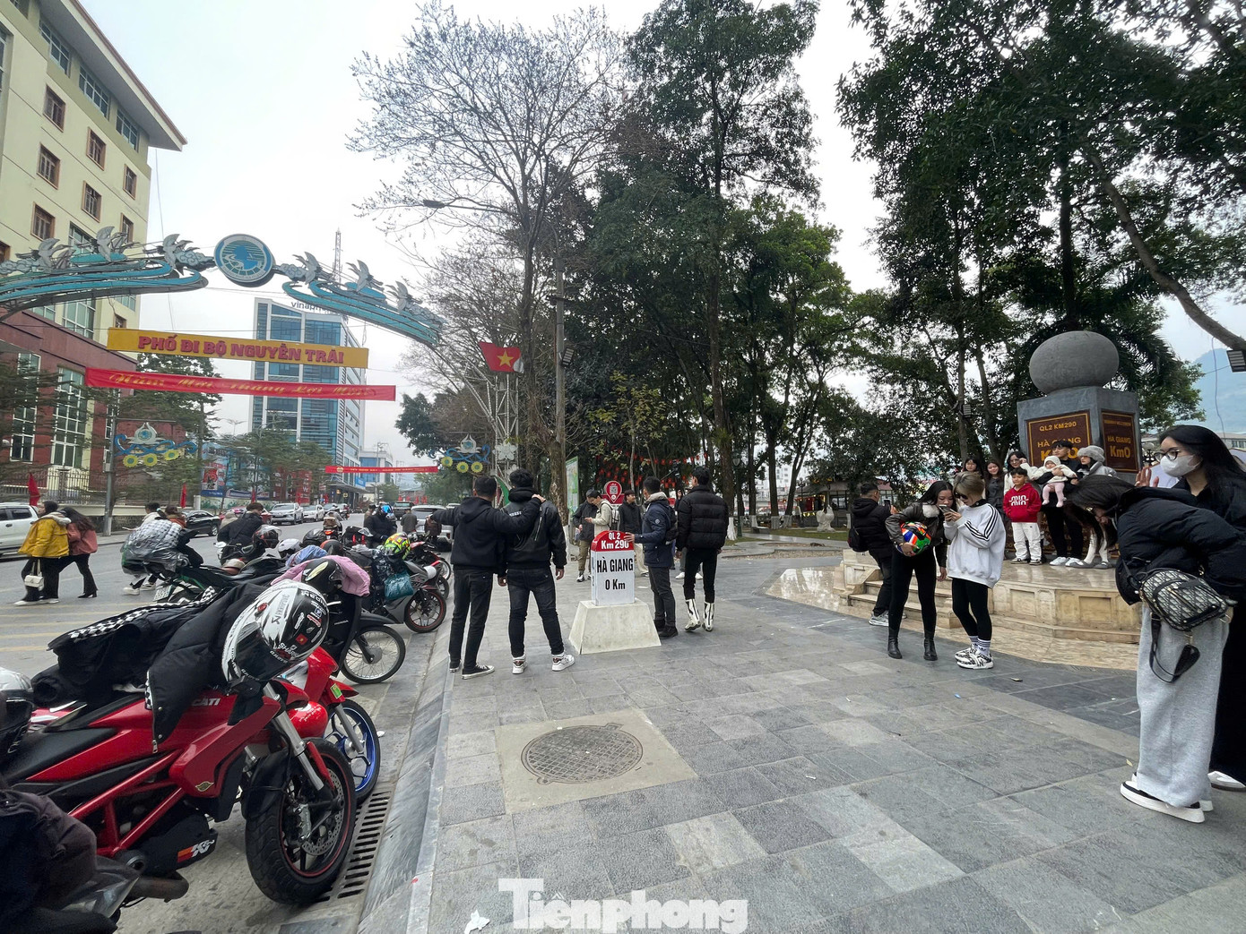 Nhiều du khách check - in tại cột mốc Km số 0 tại trung tâm TP Hà Giang. Được biết, cột mốc này không chỉ mang tính biểu tượng mà còn là dấu ấn khởi đầu cho hành trình khám phá những thắng cảnh nổi tiếng của Hà Giang như cột cờ Lũng Cú, đèo Mã Pì Lèng hay thung lũng Đồng Văn.