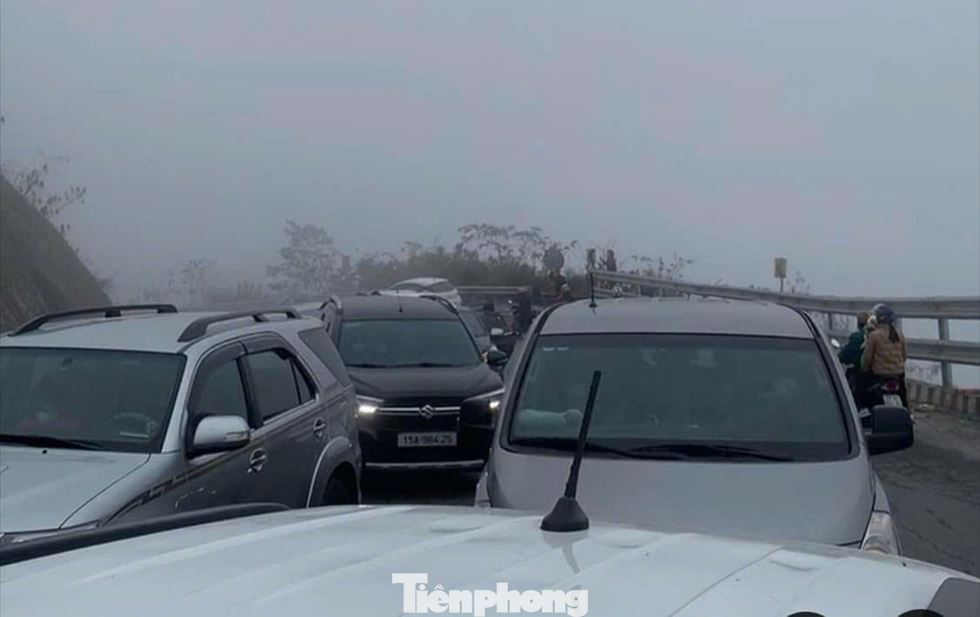 Khu vực Cổng trời Quản Bạ thường xuyên xảy ra hiện tượng ùn ứ do lượng xe đổ về quá đông cùng một thời gian.