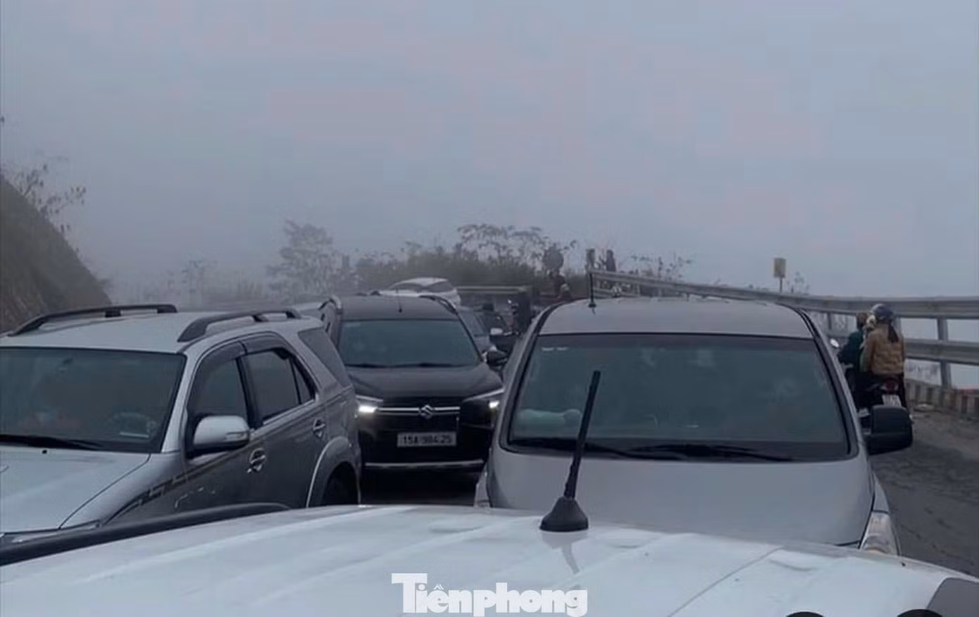 Khu vực Cổng trời Quản Bạ thường xuyên xảy ra hiện tượng ùn ứ do lượng xe đổ về quá đông cùng một thời gian.