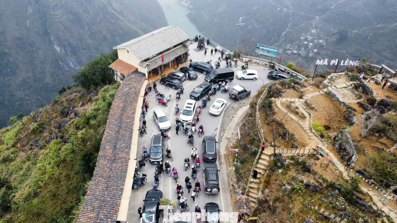 Đoạn đường xuống sông Nho Quế ở đèo Mã Pì Lèng thường xuyên ùn ứ trong những ngày Tết. Ảnh: Mạnh Tour