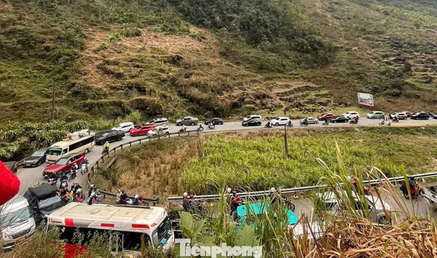 Các đoàn xe du xuân nối đuôi nhau tại khu vực dốc Thẩm Mã (huyện Mèo Vạc) dịp Tết Nguyên đán Ất Tỵ 2025.