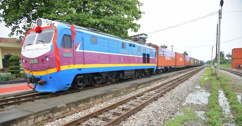 Dự án đường sắt Lào Cai - Hà Nội - Hải Phòng sẽ giúp tái cơ cấu thị phần vận tải và góp phần đạt phát thải ròng bằng "0" vào năm 2050. Ảnh minh họa: Việt Hùng.