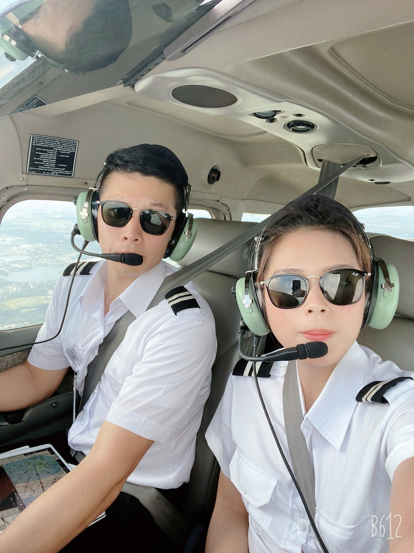 Gia Hân và Minh Đức trong những chuyến bay huấn luyện. Ảnh: VNA.