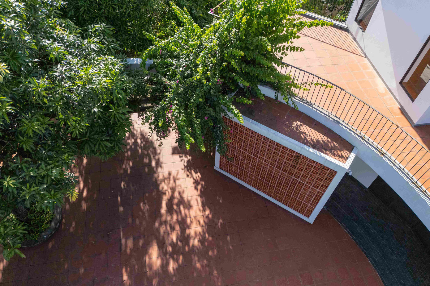 Thiết kế sử dụng nhiều vật liệu địa phương và thân thiện với môi trường.