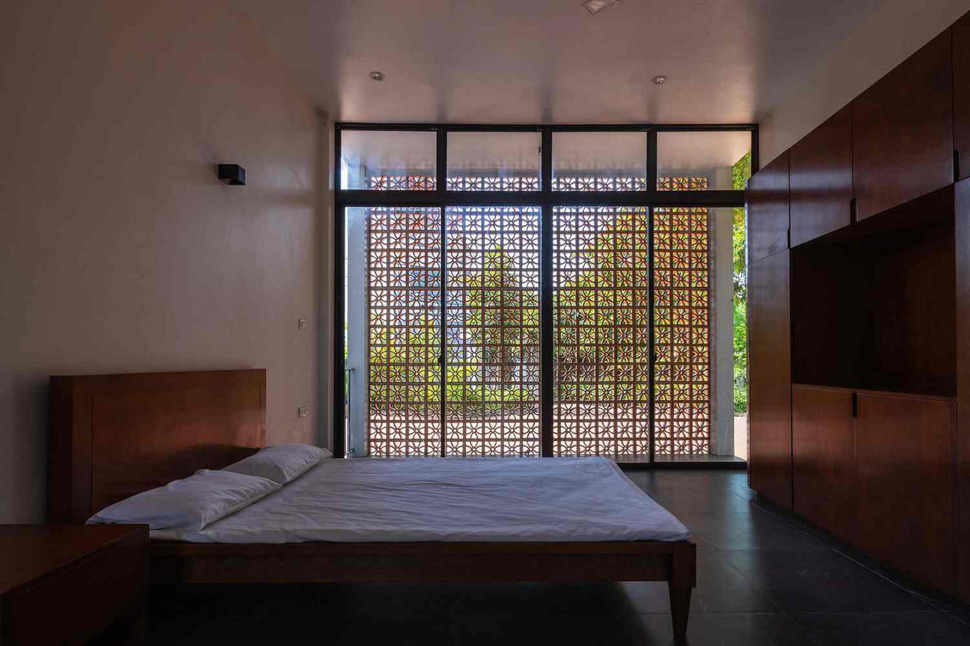 Thiết kế cũng tối ưu hóa chức năng của các không gian riêng tư như phòng ngủ, nhà bếp, phòng tắm,... để phù hợp với lối sống hiện đại và đáp ứng các cuộc tụ họp lớn.