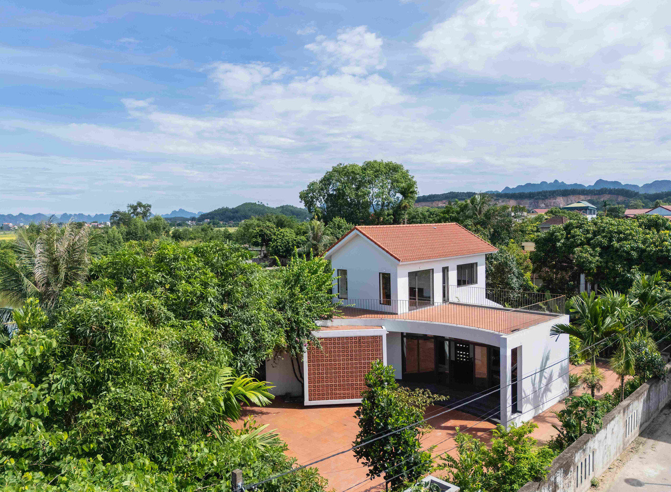 Sân trước - sân sau, sân trên - sân dưới và vườn hình zíc zắc được coi là điểm nhấn của thiết kế, để tạo ra các kết nối không gian thú vị giữa sân trước và sân sau, cũng như giữa các tầng trên và dưới, tạo điều kiện cho các thành viên trong gia đình và hàng xóm giao lưu.