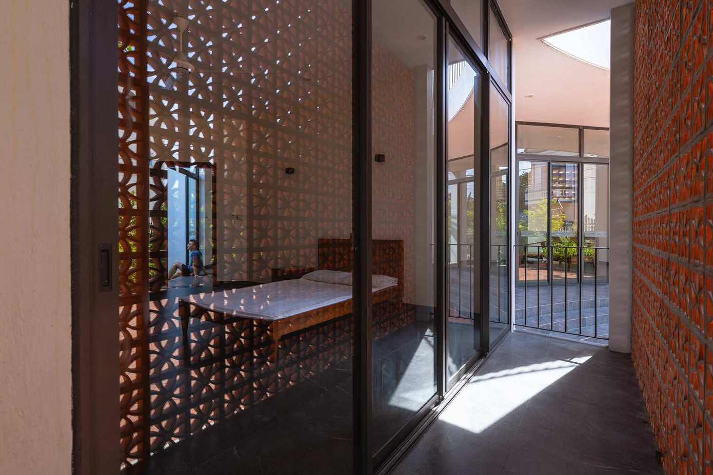 Thiết kế cũng tối ưu hóa chức năng của các không gian riêng tư như phòng ngủ, nhà bếp, phòng tắm,... để phù hợp với lối sống hiện đại và đáp ứng các cuộc tụ họp lớn.