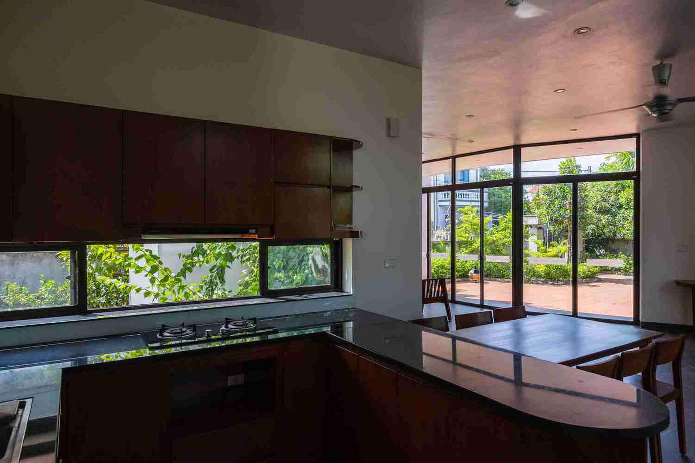 Thiết kế cũng tối ưu hóa chức năng của các không gian riêng tư như phòng ngủ, nhà bếp, phòng tắm,... để phù hợp với lối sống hiện đại và đáp ứng các cuộc tụ họp lớn.