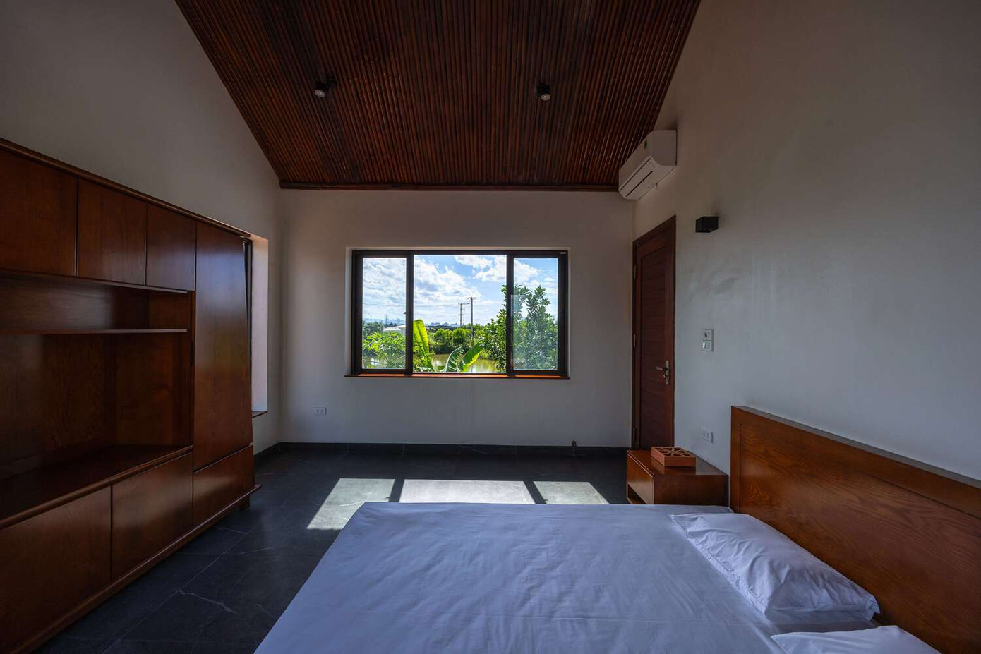 Thiết kế cũng tối ưu hóa chức năng của các không gian riêng tư như phòng ngủ, nhà bếp, phòng tắm,... để phù hợp với lối sống hiện đại và đáp ứng các cuộc tụ họp lớn.