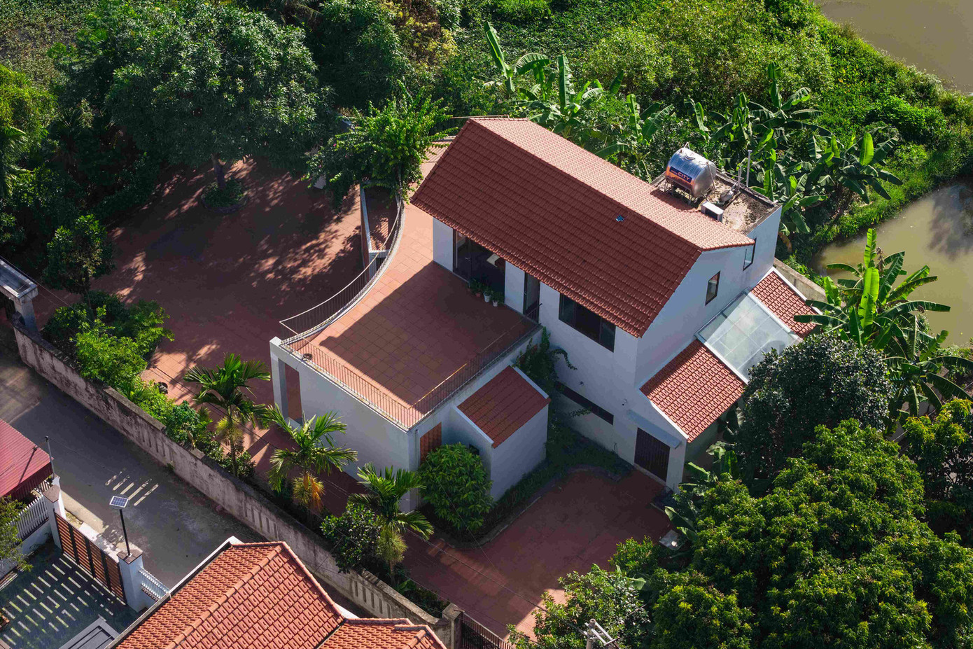 Với mẫu nhà này, kiến trúc sư sử dụng phương pháp thiết kế nhằm mục đích phục hồi các không gian công cộng truyền thống của ngôi nhà nông thôn như sân, vườn và hiên nhà.