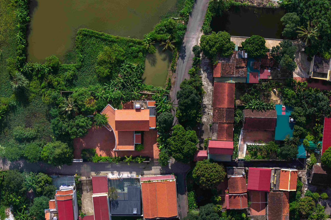 Thiết kế này hy vọng sẽ đề xuất một cách tiếp cận sáng tạo phù hợp với bối cảnh hiện tại, xây dựng trên các yếu tố tích cực vốn có trong các mô hình nhà ở nông thôn truyền thống.