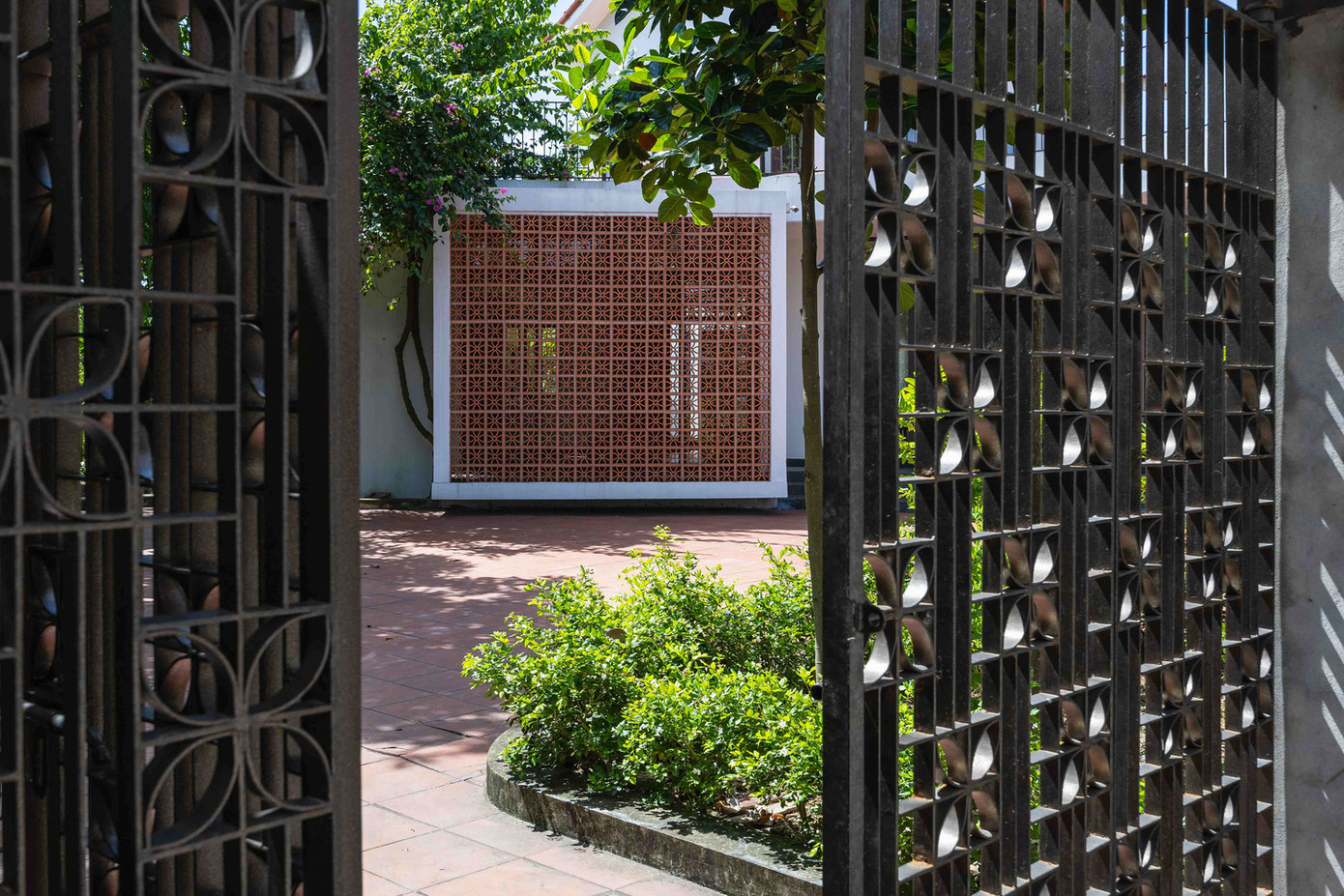 Thiết kế này hy vọng sẽ đề xuất một cách tiếp cận sáng tạo phù hợp với bối cảnh hiện tại, xây dựng trên các yếu tố tích cực vốn có trong các mô hình nhà ở nông thôn truyền thống.