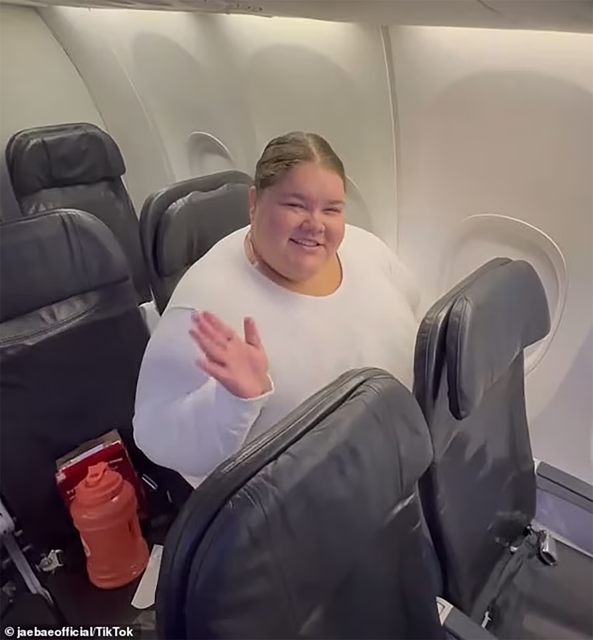 Jaelynn Chaney cho rằng các hãng hàng không cần cung cấp chỗ ngồi phụ miễn phí cho những hành khách ngoại cỡ. Ảnh: Jaebae official. Jaelynn Chaney cho rằng các hãng hàng không cần cung cấp chỗ ngồi phụ miễn phí cho những hành khách ngoại cỡ. Ảnh: Jaebae official.
