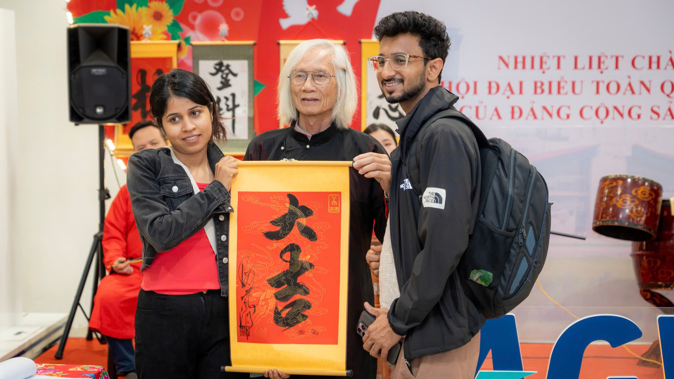 Theo Cảng Hàng không quốc tế Nội Bài (HKQT), việc thầy đồ tặng thư pháp cho hành khách để mang lên máy bay như một lời chúc may mắn đầu năm. Theo Cảng Hàng không quốc tế Nội Bài (HKQT), việc thầy đồ tặng thư pháp cho hành khách để mang lên máy bay như một lời chúc may mắn đầu năm.