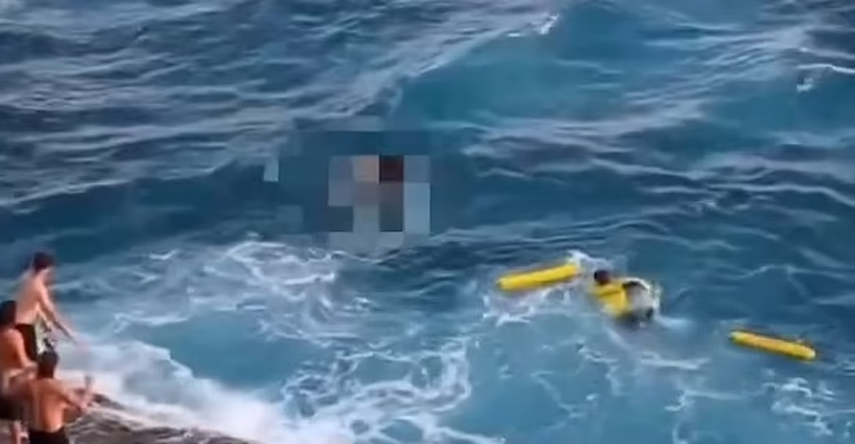 Nam du khách xấu số nổi lên mặt nước sau khi nhảy từ vách đá tử thần Spitting với nhiều vết thương và tử vong sau đó. Ảnh: Daily Mail.