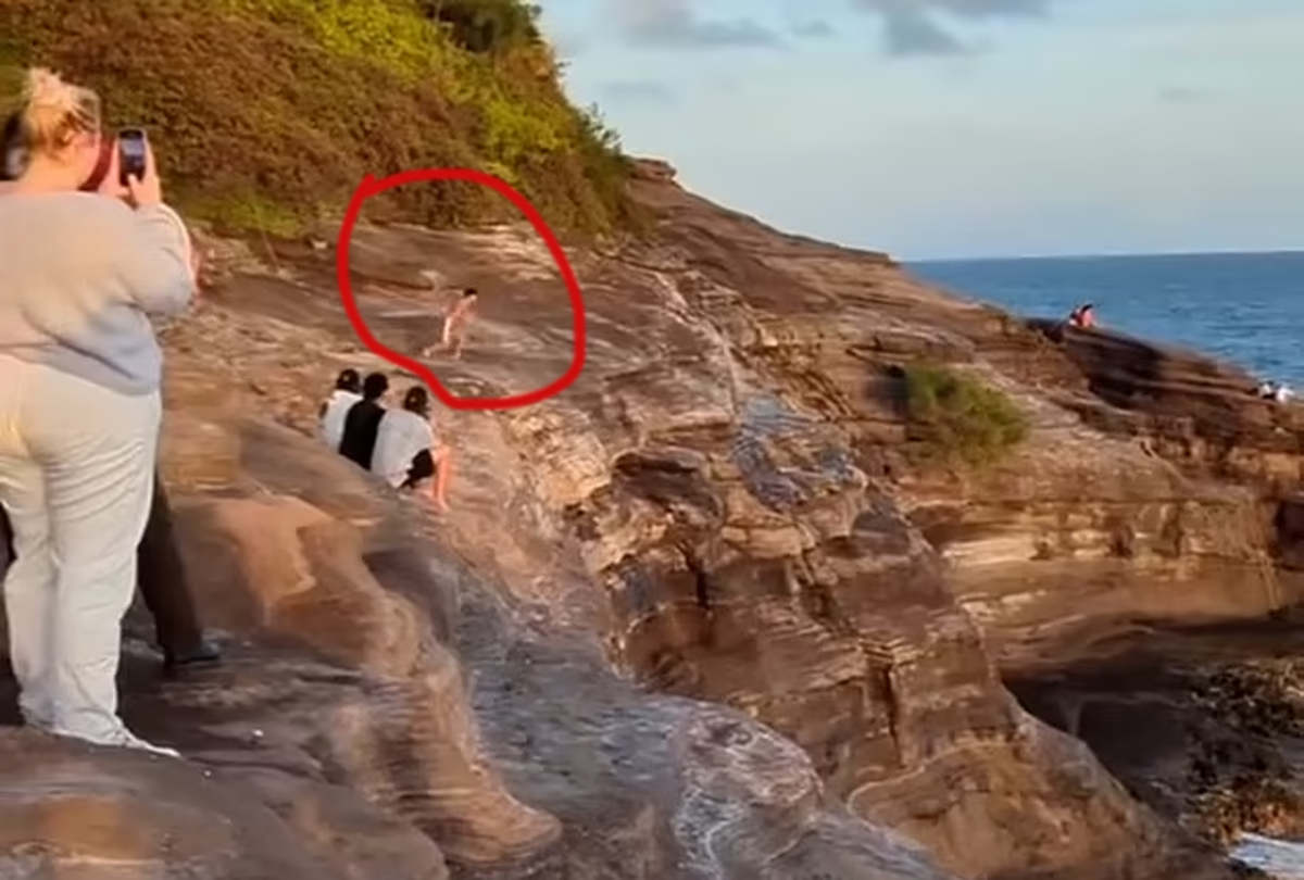Bordieuy nhảy xuống vách đá Spitting nổi tiếng ở Honolulu, Hawaii. Ảnh: Getty