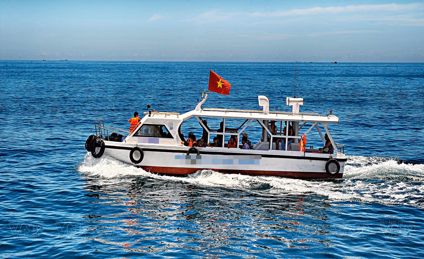 Theo quy chuẩn kỹ thuật quốc gia QCVN127 năm 2025, tàu thủy cao tốc hở không được chở hơn 12 du khách. Ảnh minh họa: TTXVN.