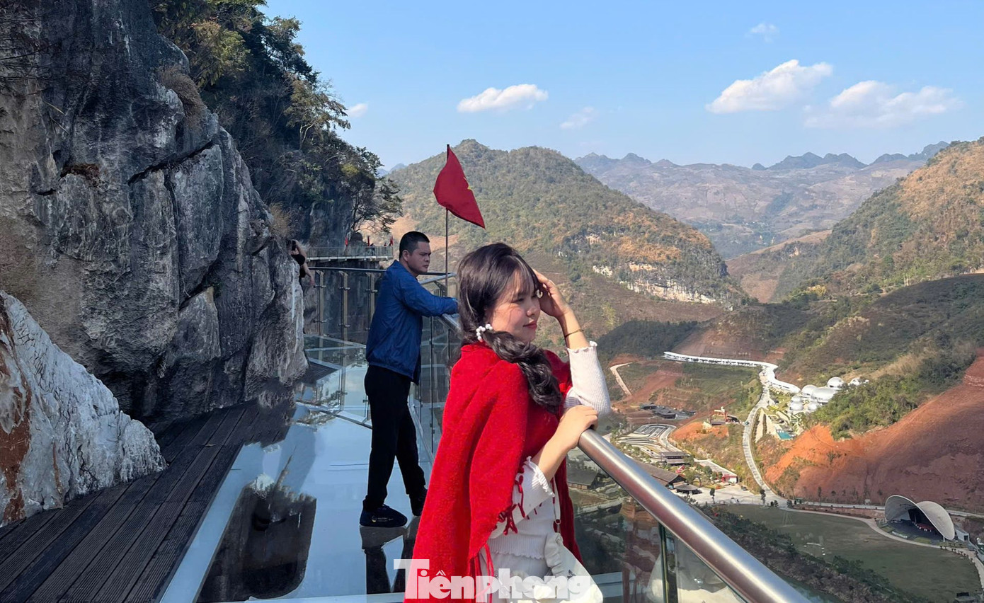 Trao đổi với PV Tiền Phong, một đại diện Khu du lịch quốc gia Mộc Châu cho biết, theo thống kê tính từ ngày 25/1 - 2/2 (26 tháng Chạp đến mùng 5 Tết), các khu, điểm du lịch, các cơ sở kinh doanh dịch vụ du lịch trên địa bàn thị xã Mộc Châu đón hơn 105.000 lượt khách đến thăm quan, trải nghiệm và nghỉ dưỡng; doanh thu xã hội từ hoạt động du lịch đạt hơn 136 tỷ đồng.