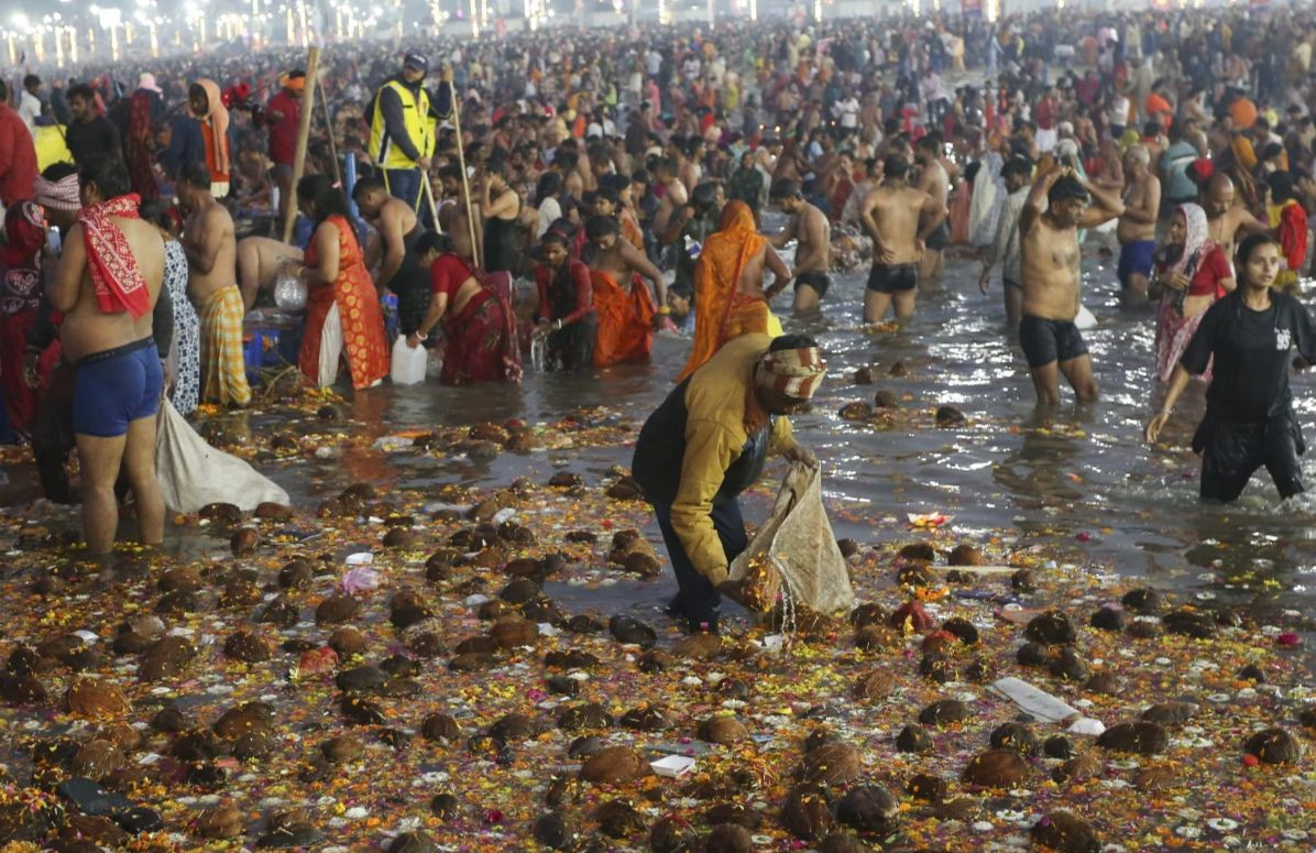 Theo báo cáo do CPCB đệ trình lên NGT, nồng độ coliform phân rất cao (vi khuẩn từ phân người và động vật) đã được tìm thấy trong nước sông mà mọi người đã tắm rửa, thậm chí uống trong lễ hội Maha Kumbh, đặt ra những thách thức nghiêm trọng về môi trường. Ảnh: Indian Today. Theo báo cáo do CPCB đệ trình lên NGT, nồng độ coliform phân rất cao (vi khuẩn từ phân người và động vật) đã được tìm thấy trong nước sông mà mọi người đã tắm rửa, thậm chí uống trong lễ hội Maha Kumbh, đặt ra những thách thức nghiêm trọng về môi trường. Ảnh: Indian Today.