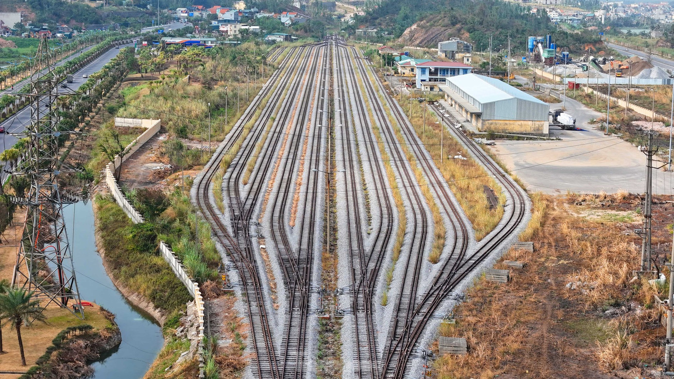 Đường sắt Yên Viên - Phả Lại - Hạ Long - Cái Lân bị "đắp chiếu" suốt từ năm 2011 đến nay. Ảnh: Hoàng Dương.