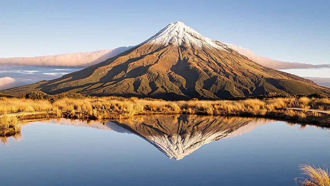 Núi Taranaki ở New Zealand được cấp các quyền hợp pháp như một con người. Ảnh: Getty.