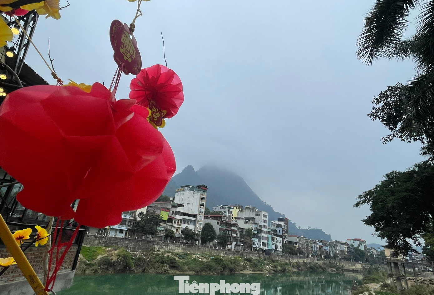 "Từ ngày mùng 1 Tết đến nay, số cuộc gọi và tin nhắn đặt phòng homestay của chúng tôi liên tục tăng, tuy nhiên do chúng tôi chỉ là cơ sở lưu trú nhỏ nên không thể nhận khách ồ ạt. Ngoài ra, đa phần các phòng đều đã kín khách từ ngày mùng 1 đến mùng 10 tháng Giêng", chủ một homestay tại thị trấn Đồng Văn nói với PV.