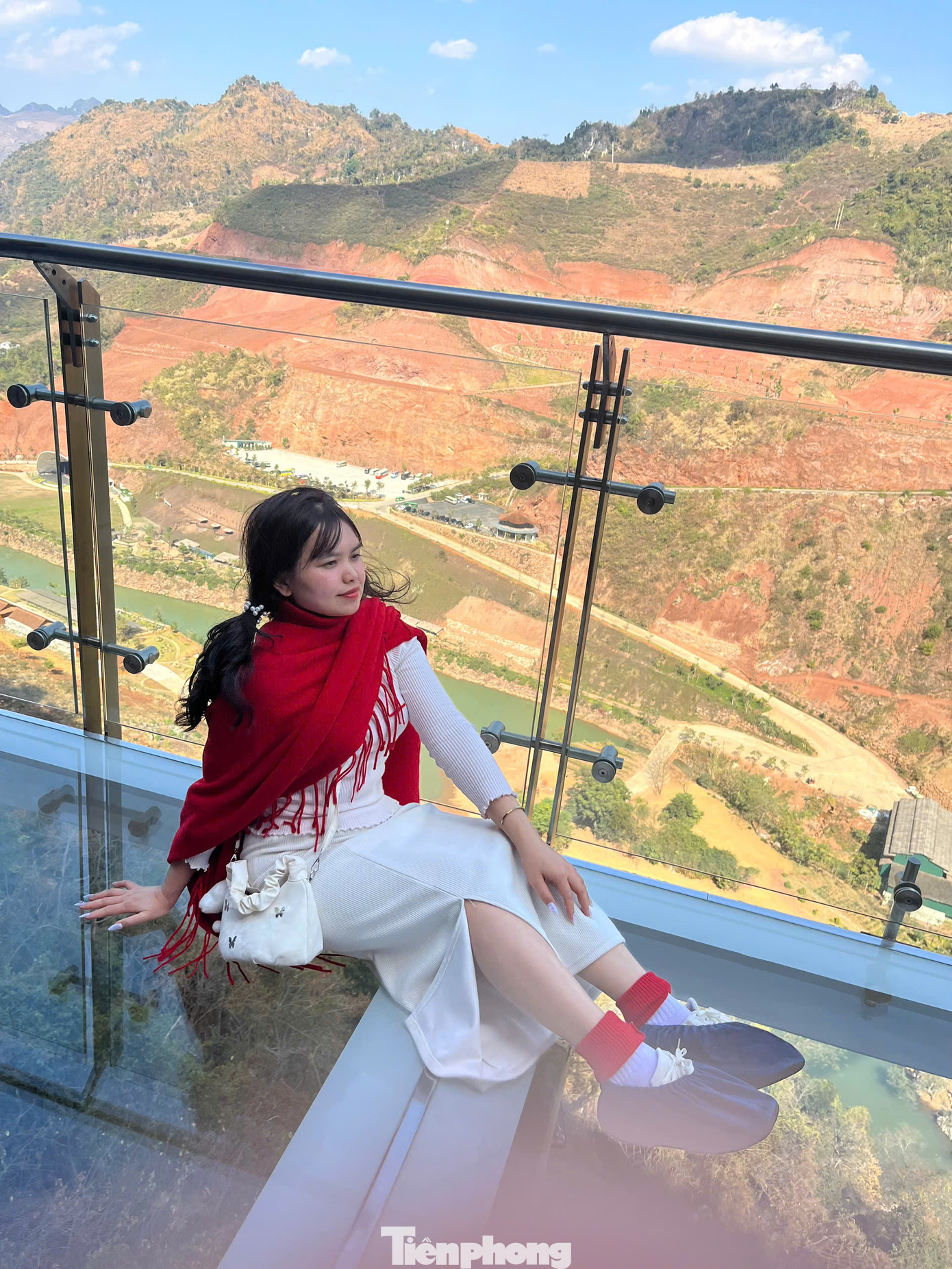 Đến du xuân tại Mộc Châu, du khách còn có thể trải nghiệm cầu kính, khám phá văn hóa cộng đồng tại Khu du lịch quốc gia Mộc Châu - nơi hai năm liên tục (2022 - 2023) được Tổ chức giải thưởng du lịch thế giới (World Travel Awards) bình chọn là "Điểm đến thiên nhiên khu vực hàng đầu thế giới".