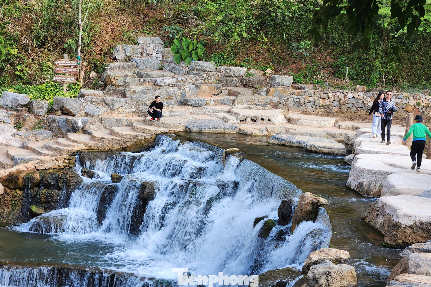 Đến du xuân tại Mộc Châu, du khách còn có thể trải nghiệm cầu kính, khám phá văn hóa cộng đồng tại Khu du lịch quốc gia Mộc Châu - nơi hai năm liên tục (2022 - 2023) được Tổ chức giải thưởng du lịch thế giới (World Travel Awards) bình chọn là "Điểm đến thiên nhiên khu vực hàng đầu thế giới".