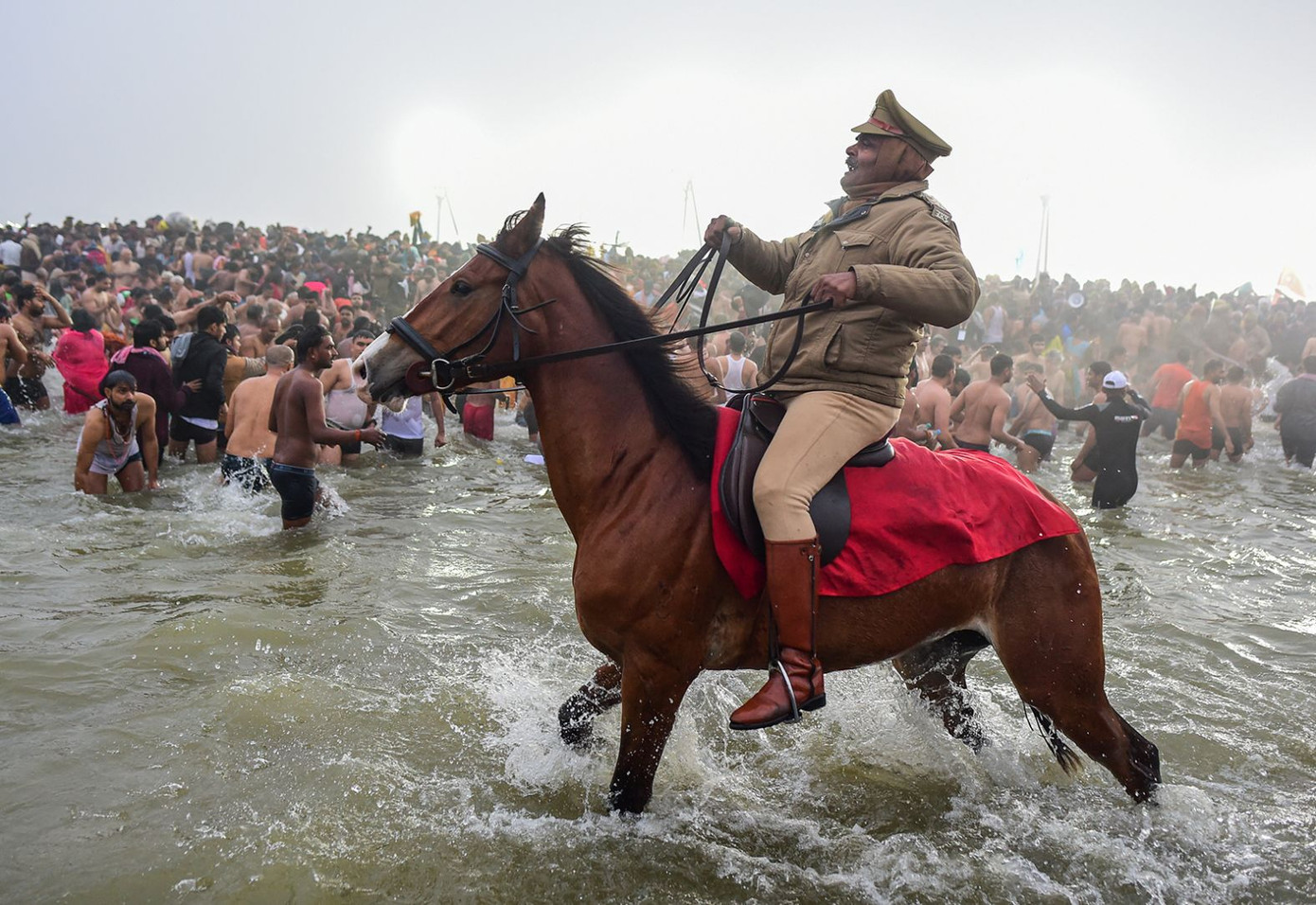 Khoảng 40.000 cảnh sát UP và một mạng lưới gồm 2.300 camera đã được huy động để tăng khả năng giám sát 24/7 tại Maha Kumbh Mela 20255. Ảnh: The New York Times. Khoảng 40.000 cảnh sát UP và một mạng lưới gồm 2.300 camera đã được huy động để tăng khả năng giám sát 24/7 tại Maha Kumbh Mela 20255. Ảnh: The New York Times.