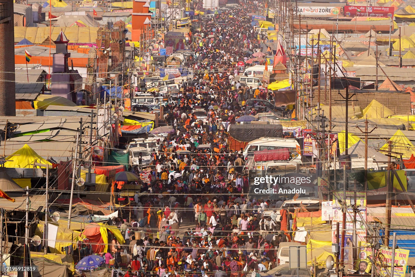 Ngân sách cho lễ hội ước tính là 800 triệu USD và sẽ góp phần thúc đẩy tăng trưởng kinh tế Ấn Độ từ 30-35 tỷ USD, tương đương khoảng 0,8% GDP của Ấn Độ. Ảnh: Getty. Ngân sách cho lễ hội ước tính là 800 triệu USD và sẽ góp phần thúc đẩy tăng trưởng kinh tế Ấn Độ từ 30-35 tỷ USD, tương đương khoảng 0,8% GDP của Ấn Độ. Ảnh: Getty.