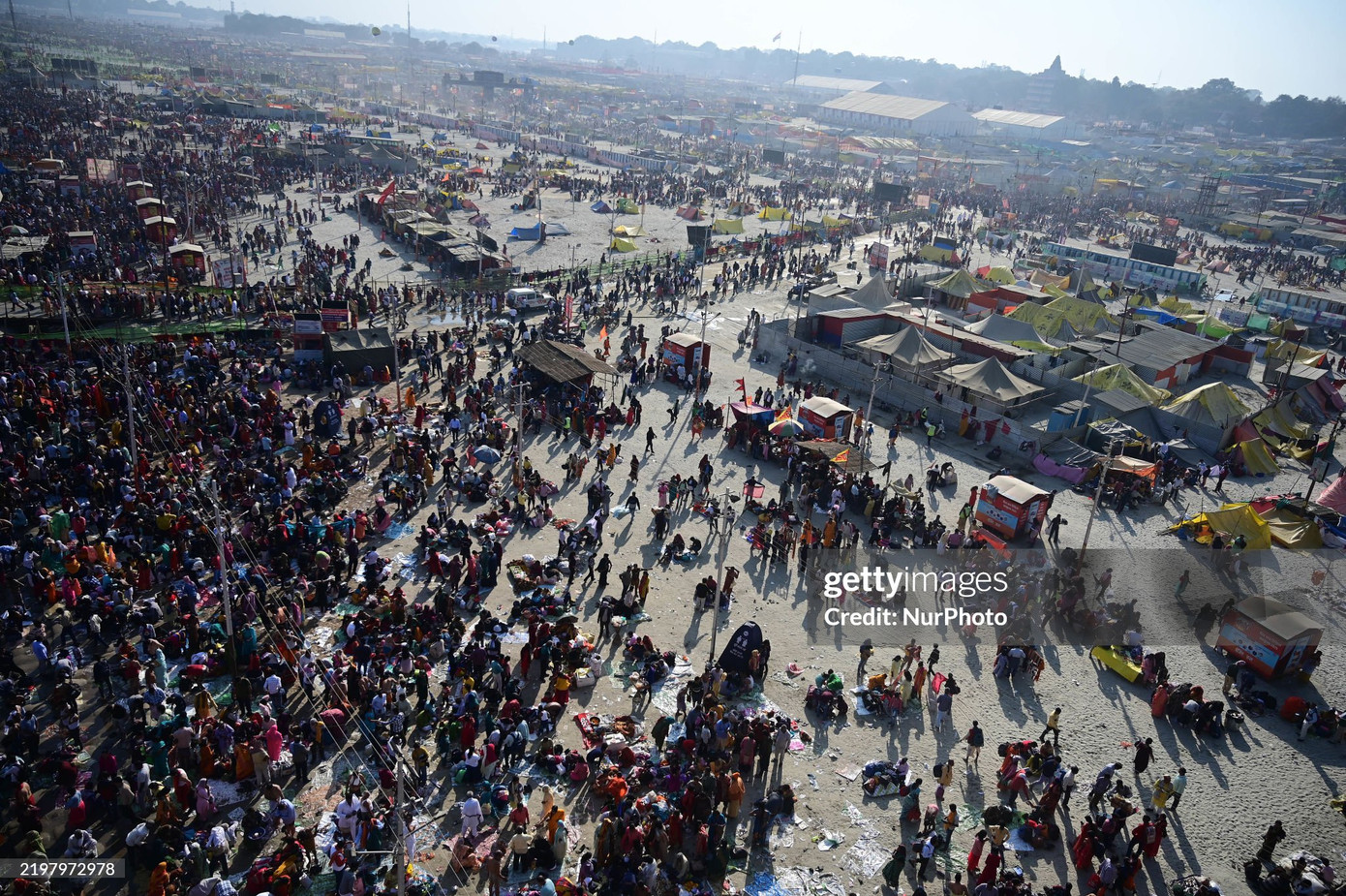 Ủy ban Prayagraj Mela đã thiết lập 150.000 nhà vệ sinh và huy động khoảng 10.000 công nhân vệ sinh. Các đơn vị y tế lưu động và các dịch vụ y tế khẩn cấp được triển khai để xử lý mọi trường hợp khẩn cấp về sức khỏe. Ảnh: Getty. Ủy ban Prayagraj Mela đã thiết lập 150.000 nhà vệ sinh và huy động khoảng 10.000 công nhân vệ sinh. Các đơn vị y tế lưu động và các dịch vụ y tế khẩn cấp được triển khai để xử lý mọi trường hợp khẩn cấp về sức khỏe. Ảnh: Getty.